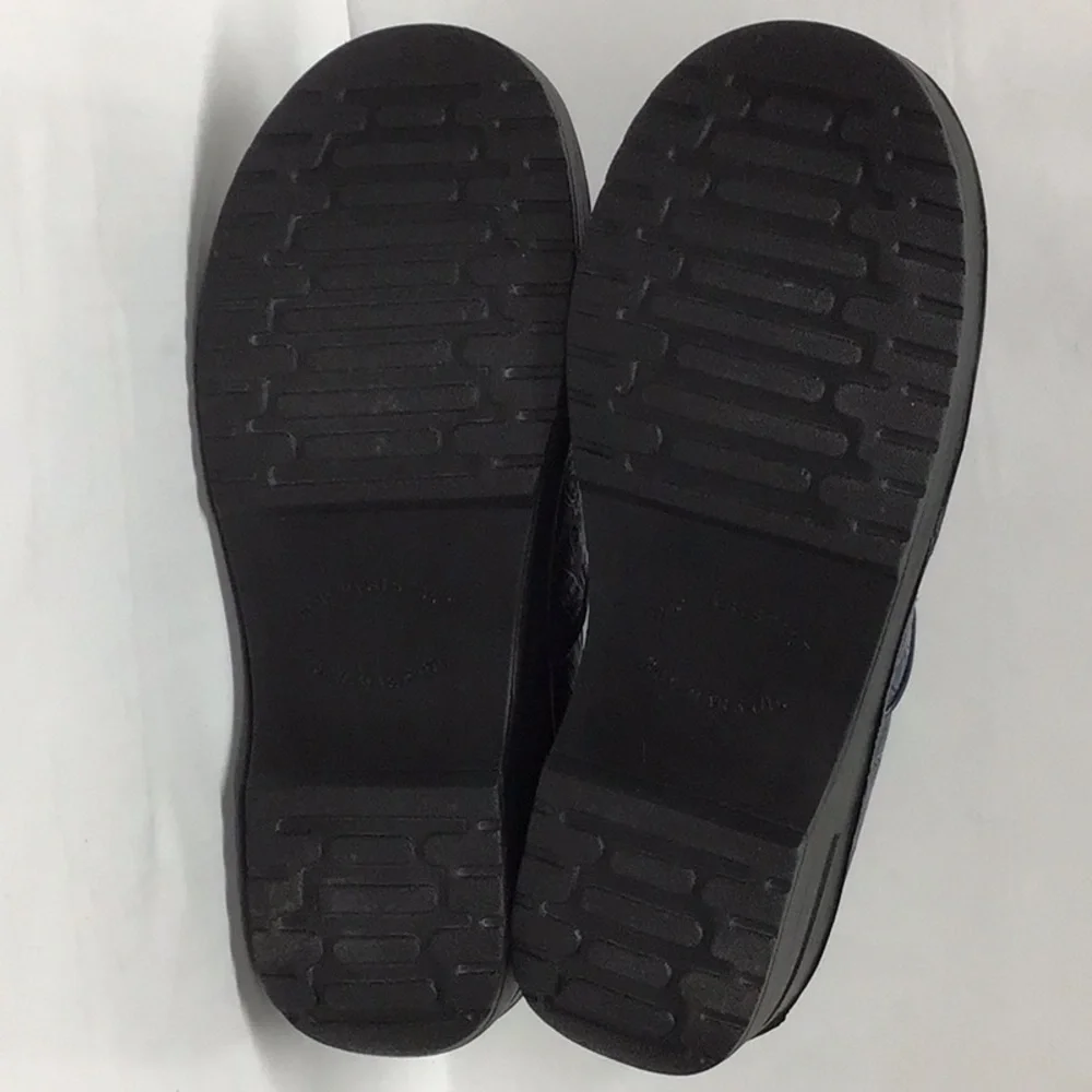 Easy Works by Easy Street NWOT navy blue embossed clogs size 9.5M - Picture 7 of 7